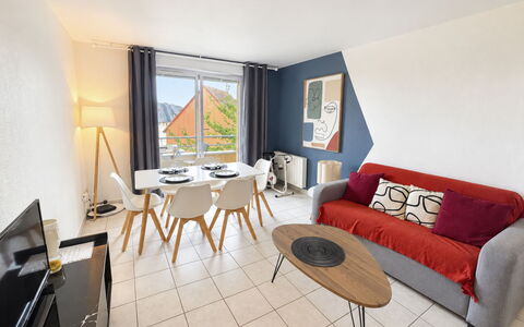 Domaine du Yearling: Blue, Wood, Furniture, Home, Outdoor Furniture, Chair, Shade, Balcony, Wood Stain, Eco Hotel