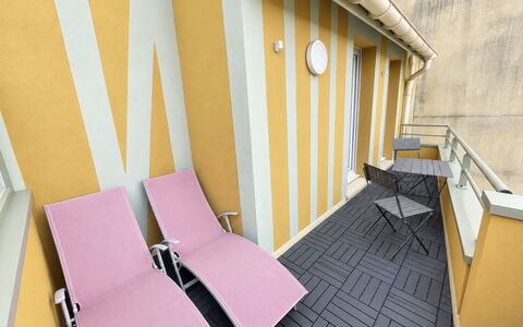 Domaine du Yearling: Blue, Wood, Furniture, Home, Outdoor Furniture, Chair, Shade, Balcony, Wood Stain, Eco Hotel