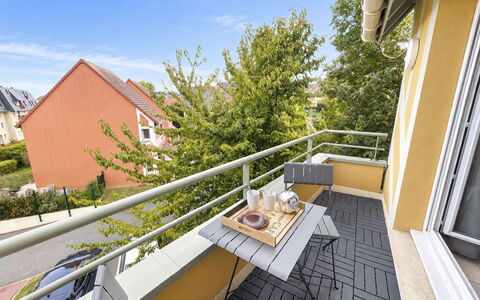 Domaine du Yearling: Blue, Wood, Furniture, Home, Outdoor Furniture, Chair, Shade, Balcony, Wood Stain, Eco Hotel