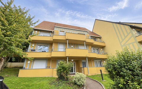 Domaine du Yearling: Blue, Wood, Furniture, Home, Outdoor Furniture, Chair, Shade, Balcony, Wood Stain, Eco Hotel