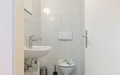 Résidence la Vigne: Bathroom, Plumbing Fixture, Wall, Bathroom Sink, Flooring, Floor, Interior Design, Sink, Toilet, Tap
