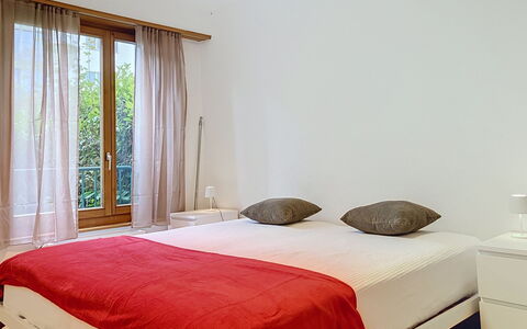 Résidence la Vigne: Bed, Furniture, Bedding, Bedroom, Interior Design, Floor, Bed Sheet, Wall, Flooring, Wood
