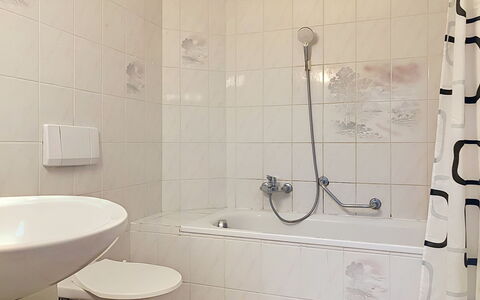 Résidence la Vigne: Bathroom, Plumbing Fixture, Wall, Flooring, Bathtub, Interior Design, Floor, Tap, Bathroom Sink, Plumbing