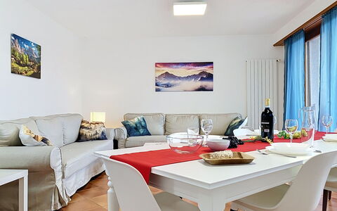 Résidence la Vigne: Furniture, Interior Design, Flooring, Couch, Floor, Table, Room, Living Room, Ceiling, Textile