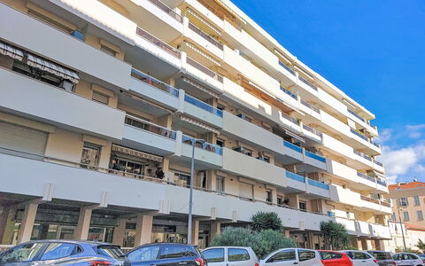 Le Georges V: Swimming Pool, Resort, Hotel, Shade, Villa, Balcony, Eco Hotel, Resort Town, Aerial Photography