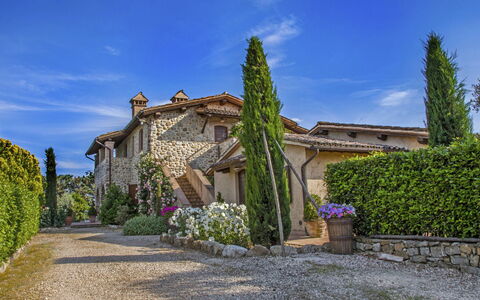 Orvieto 840: Property, Blue, Sky, House, Residential Area, Home, Town, Architecture, Building, Wall