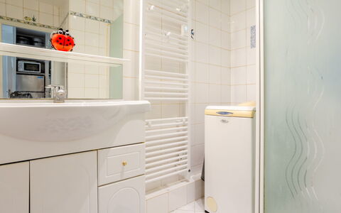 Cabourg 227: Cabinetry, Interior Design, Floor, Wall, Building, Material Property, Flooring, Kitchen, Gas