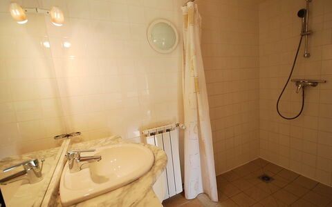 Ensemble de 3 Maisons Lavit: Bathroom, Room, Property, Wall, Plumbing Fixture, Floor, Bidet, House, Architecture, Interior Design