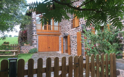 Ferme: Plant, Property, Building, Botany, Wood, Fence, Tree, Vegetation, Picket Fence, Home Fencing