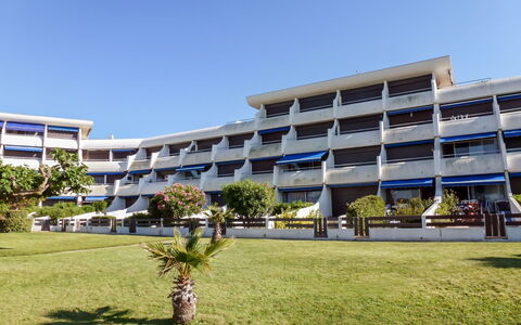 Port Camargue 110: Sky, Plant, Building, Property, Shade, Urban Design, Tower Block, Condominium, Tree, Leisure