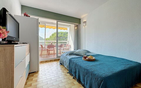 La Lagune: Flooring, Floor, Interior Design, Apartment, Wood Stain, Shade, Chair, Hardwood, Balcony, Hotel