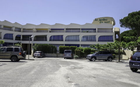 Port Camargue 210: Car, Wheel, Sky, Property, Vehicle, Automotive Tire, Architecture