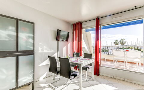 Accommodation:&nbsp;Les Jardins du Port 210.10