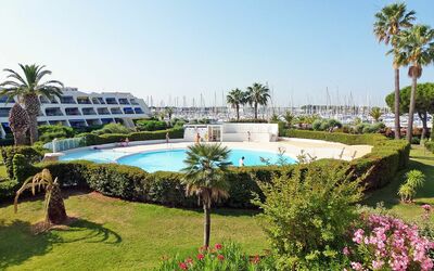 Port Camargue 210: Plant, Water, Flower, Sky, Swimming Pool, Tree, Natural Landscape, Arecales, Grass, Leisure