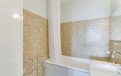 Accommodation:&nbsp;Les Jardins du Port 210.10