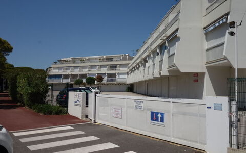 Port Camargue 220: Sky, Plant, Building, Window, Urban Design, Tree, Asphalt, Neighbourhood, Shade, Residential Area