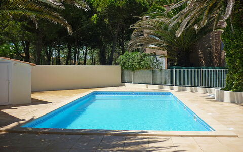 Le Florid: Water, Daytime, Property, Plant, Swimming Pool, Light, Azure, Shade, Rectangle, Architecture
