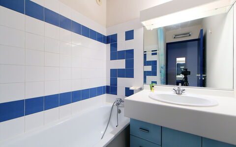 Cap D'Agde 940: Mirror, Plumbing Fixture, Tap, Property, Bathroom, Building, Sink, Azure, Rectangle