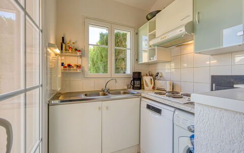 Narbonne-Plage 450: Kitchen Sink, Cabinetry, Property, Countertop, Sink, Building, Kitchen Stove, Tap, Kitchen, Kitchen Appliance
