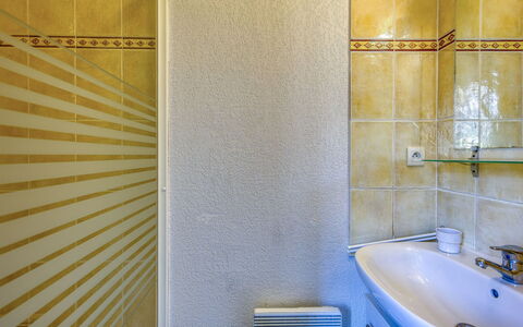 Narbonne-Plage 450: Tap, Plumbing Fixture, Mirror, Sink, Bathroom, Bathroom Sink, Building, Interior Design, Wood