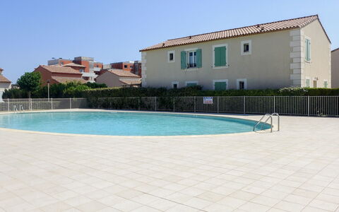 Narbonne-Plage 450: Water, Sky, Property, Building, Swimming Pool, Plant, Window, Rectangle, Shade, House