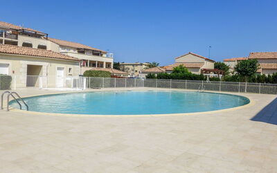 Narbonne-Plage 450: Water, Sky, Swimming Pool, Building, Window, House, Aqua, Composite Material, Shade, Plant