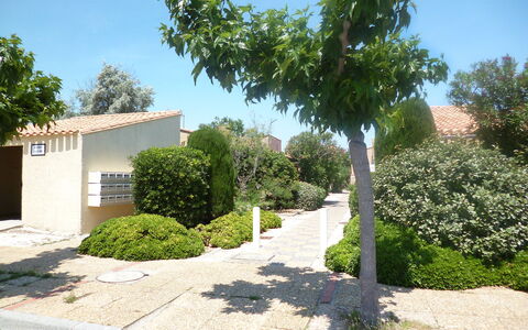Les Leucatines 3: Plant, Sky, Building, Leaf, Road Surface, Tree, House, Shade, Land Lot, Street Light