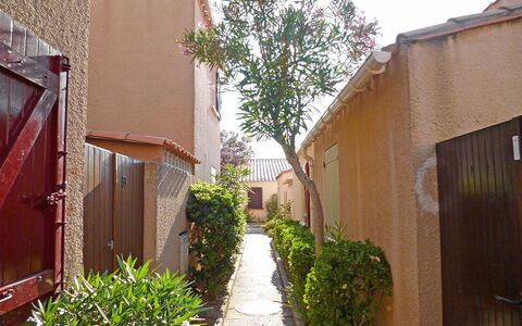 Les Leucatines 3: Alley, Property, Neighbourhood, House, Residential Area, Real Estate, Building, Architecture, Street, Infrastructure