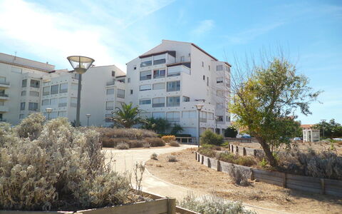 Les Cyclades: Sky, Plant, Cloud, Building, Property, Window, Land Lot, Tree, Urban Design, Street Light