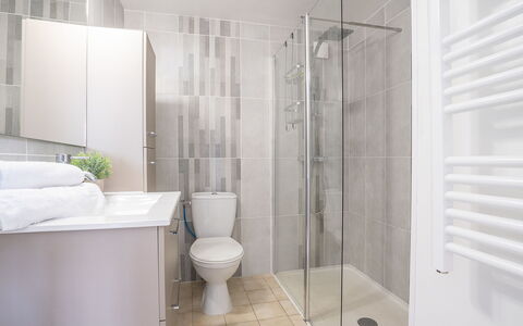 Les Aloès: Plumbing Fixture, Building, Tap, Bathroom, Sink, Shower, House, Shower Head, Floor
