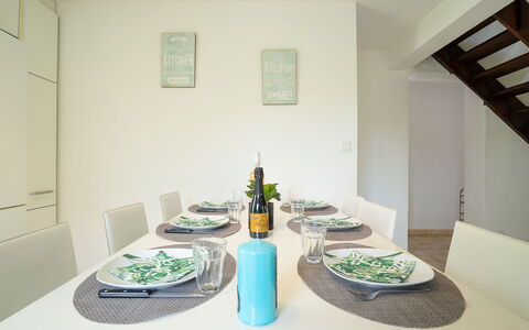 Les Aloès: Table, Property, Tableware, Bottle, Building, Food, Drinkware, Dishware, Interior Design, Plate