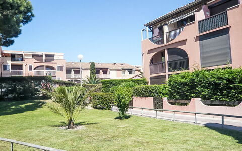 Canet-Plage 200: Residential Area, Apartment, Estate, Hacienda, Condominium, Shade, Yard, Balcony, Courtyard, Villa