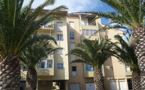 Les Marines de Port Canet: Sky, Building, Daytime, Property, Window, Cloud, Azure, Tree, Vegetation, Arecales