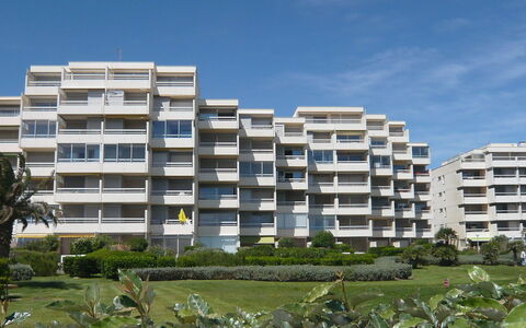 Canet-Plage 710: Sky, Plant, Building, Window, Cloud, Urban Design, Tree, Residential Area, Tower Block, Real Estate