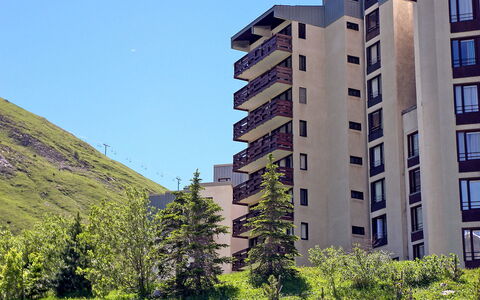 Tignes 338: Building, Sky, Daytime, Window, Plant, Natural Environment, Land Lot, Tree, Urban Design, Tower Block