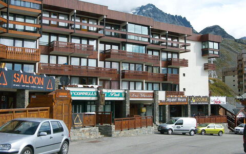 Glacieres 22: Neighbourhood, Residential Area, Property, Mixed-Use, Car, Building, Vehicle, Town, House, Real Estate