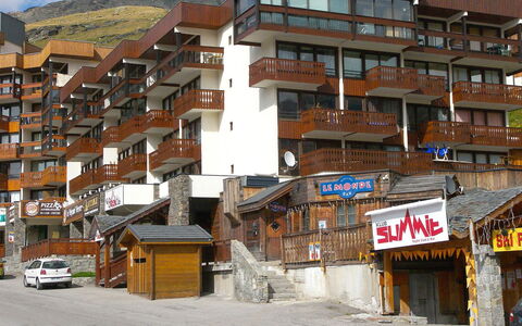 Glacieres 22: Neighbourhood, Town, Building, Human Settlement, Residential Area, Property, Mixed-Use, Architecture, House, Apartment