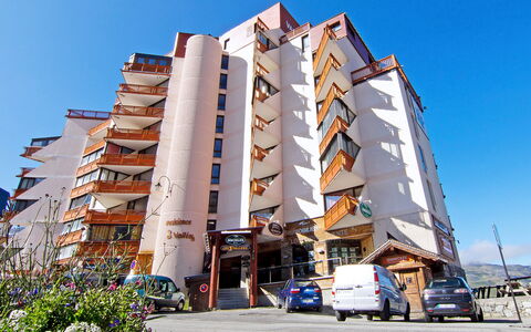 Val Thorens 650: Building, Sky, Plant, Wheel, Tower Block, Urban Design, Car, Condominium, House