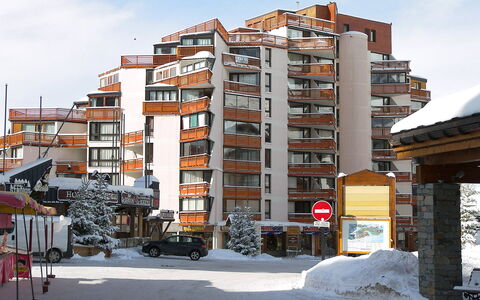 Val Thorens 650: Building, Sky, Daytime, Property, Window, Snow, Cloud, Wheel, Architecture