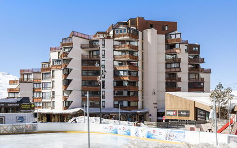 Val Thorens 650: Sky, Building, Property, Window, Tree, Urban Design, Condominium, Tower Block, Neighbourhood, Residential Area