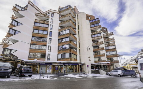 Val Thorens 650: Cloud, Sky, Building, Wheel, Vehicle, Car, Tower Block, Urban Design, Condominium