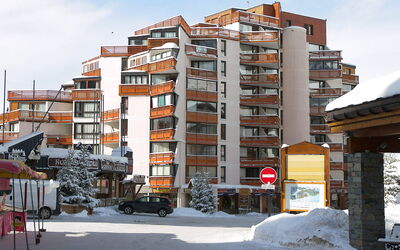 Val Thorens 650: Building, Sky, Daytime, Property, Window, Snow, Cloud, Wheel, Architecture