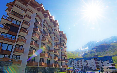 Hauts de Chaviere A13: Sky, Building, Vehicle, Window, Light, Nature, Car, Azure, Blue, Urban Design