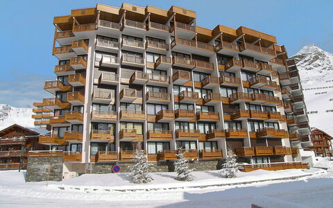 Hauts de Chaviere A13: Architecture, Residential Area, Property, Building, Apartment, Town, Condominium, Snow, Winter, House