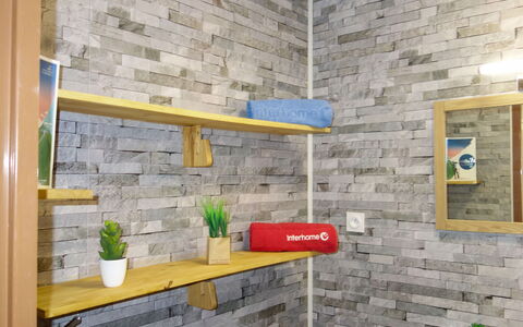 Hauts de Chaviere A13: Property, Plant, Wood, Brickwork, Brick, Interior Design, Flooring, Floor, Kitchen, Flowerpot