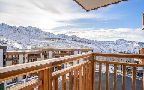 Hauts de Chaviere A13: Sky, Cloud, Mountain, Daytime, Property, Snow, Building, Wood, Tree, Interior Design