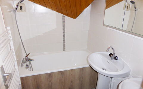 Les Contamines 300: Bathroom, Property, Room, Tap, Bathroom Sink, Tile, Floor, Wall, Plumbing Fixture, Toilet