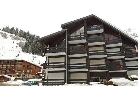 Le Brûlaz: Snow, Property, Log Cabin, House, Winter, Building, Architecture, Home, Lumber, Real Estate