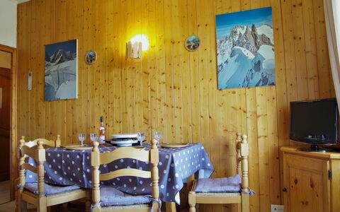 Le Savoisien: Room, Furniture, Property, Wall, Interior Design, Building, Floor, Table, Bedroom, House