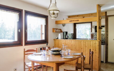 Les Pelarnys: Table, Furniture, Property, Window, Building, Wood, Interior Design, Lighting, Floor